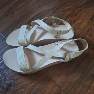 NWOT OluKai Women's Cream Sandals